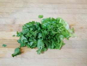 香菜洗干净切碎。