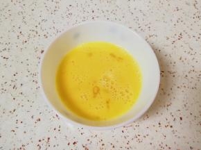 鸡蛋打散。