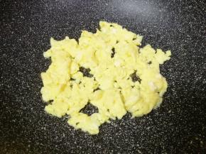 炒锅内倒适量的食用油烧热，倒入蛋液炒熟。