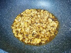 加入少许水烧开，放盐调味。