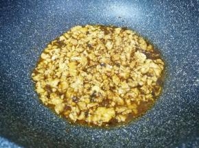 加入少许水烧开，放盐调味。