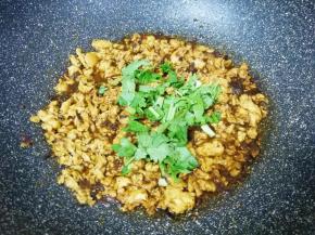 关火，下入香菜碎。