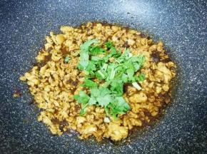 关火，下入香菜碎。