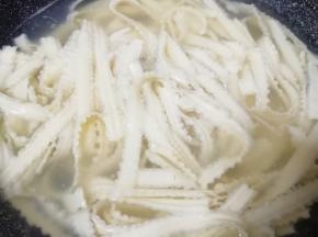 不用洗锅，直接加入水烧开，下入刀削面煮熟。