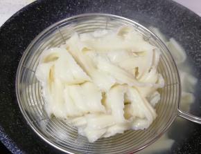 盛出过凉水备用。