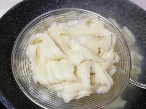 盛出过凉水备用。