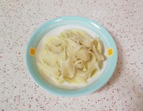 过过凉水的面条盛入盘子。