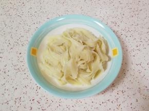 过过凉水的面条盛入盘子。