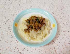 浇上鸡蛋肉酱。