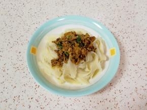 浇上鸡蛋肉酱。