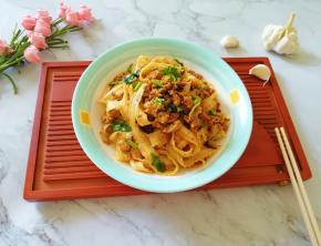 拌匀就可以吃啦(喜欢吃辣可以放油泼辣子，我放了两勺)。