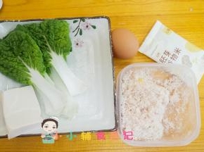 食材准备好青菜可以用已经排敏的青菜，如果是菠菜要焯水