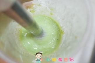 料理机内加入嫩豆腐50g 鸡蛋50g 熟肉末15g 青菜30g 油5g 米饭20g