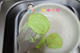 锅温热后放入糊糊，小火煎有点凝固了就可以翻面咯