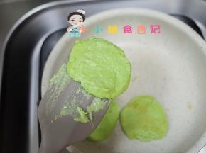 锅温热后放入糊糊，小火煎有点凝固了就可以翻面咯
