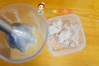 鸡蛋打散加入熟肉末用料理棒打成泥备用