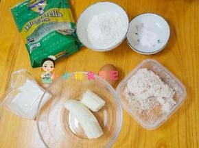 把原材料都准备好，一岁以内液体可以用母乳、配方奶或者水，一岁以上可以用牛奶跟奶酪