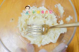 一个熟透的香蕉把香蕉碾压成泥，不需要太细腻有一点颗粒可以让松饼味道更好