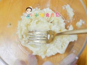 一个熟透的香蕉把香蕉碾压成泥，不需要太细腻有一点颗粒可以让松饼味道更好