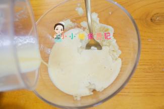 植物油5g 母乳/配方奶/牛奶50g香蕉泥80g 鸡蛋肉泥倒入碗里