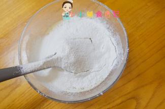 低筋面粉50g 泡打粉2g 混合好过筛
