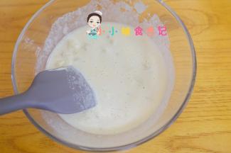 搅拌成细腻的面糊糊