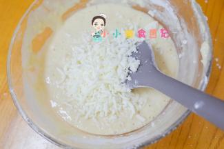 用硅胶铲或者蛋抽搅拌均匀，千万不要一直打圈圈，这样会让面糊起筋就不送软了，搅拌均匀没有面疙瘩就可以了