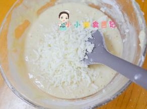 用硅胶铲或者蛋抽搅拌均匀，千万不要一直打圈圈，这样会让面糊起筋就不送软了，搅拌均匀没有面疙瘩就可以了