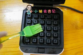 三明治机预热好用硅胶刷刷一层植物油，