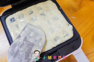 面糊均匀的倒入三明治里，不要太多因为会膨胀，用硅胶铲抹平，