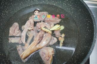 鸭子切块加入冷水加姜片煮开，去血末备用