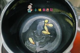 高压锅放入一点油加姜片煸一下