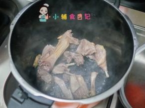 加入鸭块翻炒