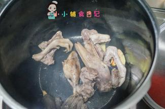 炒到有一点点微微发黄就可以了