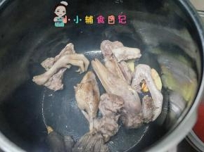 炒到有一点点微微发黄就可以了