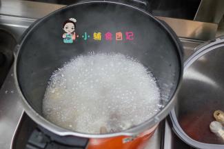 倒入开水，要末过鸭肉才可以，高压锅上汽转小火煮五分钟关火