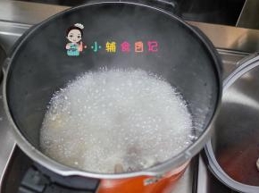倒入开水，要末过鸭肉才可以，高压锅上汽转小火煮五分钟关火
