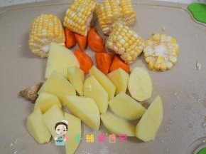 玉米切块 胡萝卜、土豆切滚刀块，