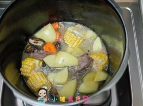 高压锅打开放入各种蔬菜、泡好的香菇