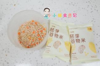 一个饼：紫薯泥5g 奶酪3g 米饭20g
准备好一包胚芽谷物米30g，洗干净放入36g水放入电饭锅煮饭