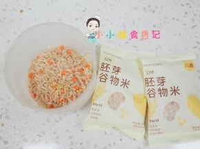 一个饼：紫薯泥5g 奶酪3g 米饭20g
准备好一包胚芽谷物米30g，洗干净放入36g水放入电饭锅煮饭