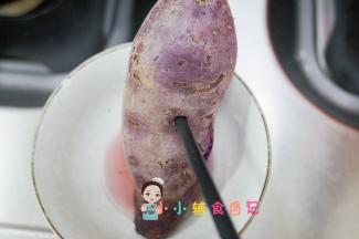 紫薯放入锅内蒸熟，我用高压锅压熟会更快，蒸锅最好切片，筷子能插入就是熟透了