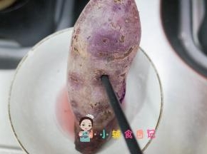 紫薯放入锅内蒸熟，我用高压锅压熟会更快，蒸锅最好切片，筷子能插入就是熟透了