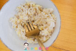 米饭放入一个碗里用勺子碾压一下，这样粘度会更好