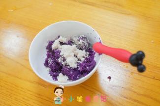 取紫薯20g 加入熟肉末10g加入3g纯牛奶混合均匀
