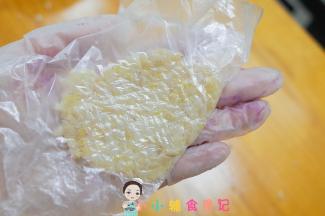 准备一个保鲜袋，将20g米饭放入袋子里擀开