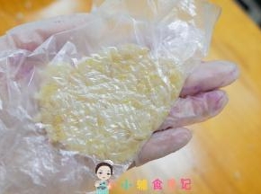 准备一个保鲜袋，将20g米饭放入袋子里擀开