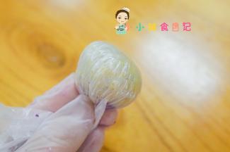 把紫薯包入米饭内用保鲜袋配合整形成圆饼