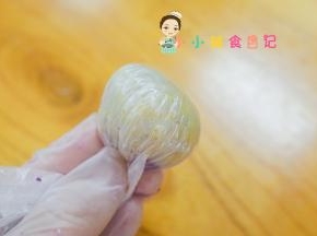 把紫薯包入米饭内用保鲜袋配合整形成圆饼
