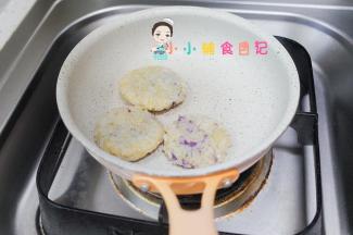 锅里放一点点油小火两面煎成金黄色